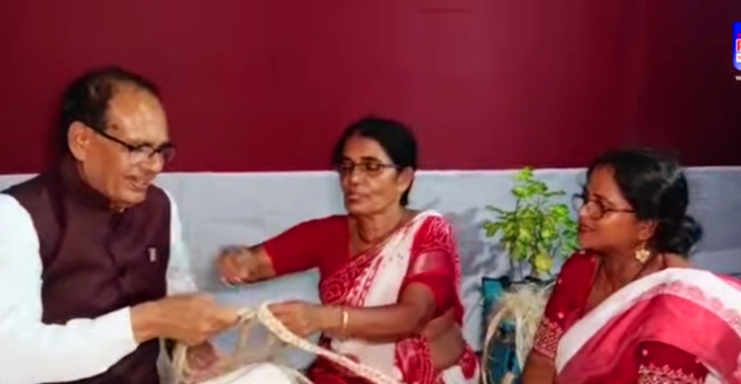 शिल्पकारों के साथ बातें करते केंद्रीय मंत्री शिल्पकारों के साथ बातें करते केंद्रीय मंत्री