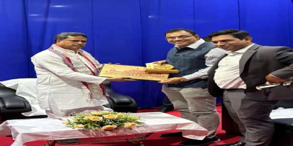 त्रिपक्षीय समझौते के बाद उपस्थित गणमान्य अतिथि और प्रतिनिधि