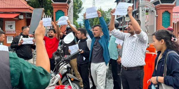 नेपाल के सिंहदरबार के आगे प्रदर्शन करते छात्र