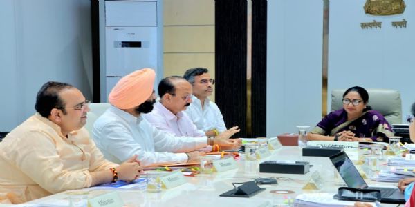 दिल्ली की मुख्यमंत्री रेखा गुप्ता कैबिनेट की बैठक करते हुए दिल्ली की मुख्यमंत्री रेखा गुप्ता कैबिनेट की बैठक करते हुए