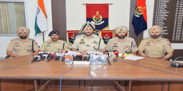 अमृतसर में गिरफ्तार आतंकी बारे में जानकारी देते पुलिस आयुक्त अमृतसर में गिरफ्तार आतंकी बारे में जानकारी देते पुलिस आयुक्त