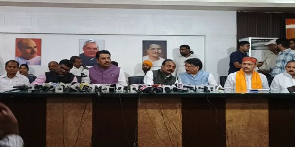 नेताओं का मिलन समारोह नेताओं का मिलन समारोह