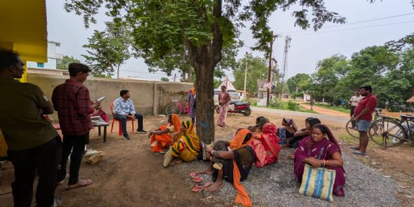 सूरजपुर : प्रधानमंत्री आवास योजना में तेजी लाने गांव-गांव लग रही 
