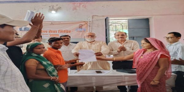 ग्रामीण सेवा शिविर: भूमिहीन सफाईकर्मी परिवार को मिला निःशुल्क आवासीय भूखंड