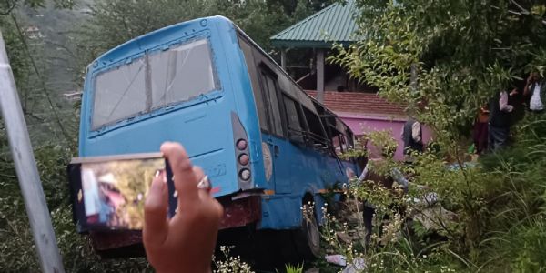 (अपडेट) रामपुर एचआरटीसी बस हादसे में 2 लोगों की मौत, कई घायल