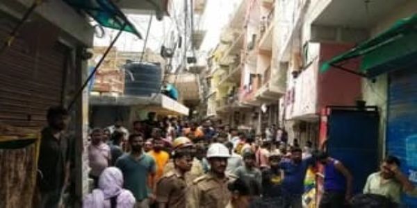नोएडा : वाहन चार्जिंग के दौरान स्पार्किंग से लगी आग, चपेट में आकर युवती समेत दो की मौत
