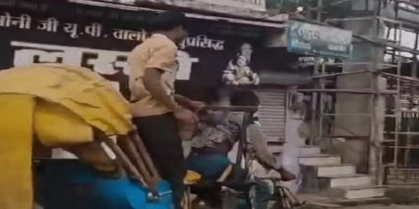 मप्र के मंडला में रिक्शा चालक को बांधकर दो किमी चप्पल-छाते से मारते हुए थाने ले गया शख्स