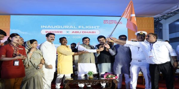 मप्र की पहली अंतरराष्ट्रीय उड़ान का शुभारंभ, मुख्यमंत्री ने इंदौर-आबू धाबी फ्लाइट को झंडी दिखाकर किया रवाना