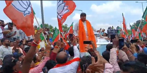 निरसा में सियासी शक्ति प्रदर्शन : ढुलू और अरूप ने फ्लाईओवर परियोजना को लेकर निकाला मार्च