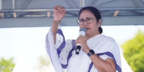 पार्टी बदलने वाले नेताओं पर ममता का तीखा हमला, बोलीं— लड़ाई जारी रहेगी, मैं पीछे नहीं हटूंगी