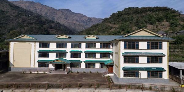 उच्च न्यायालय ने सरकार से मांगा जवाबः मंत्री पहुंचे मगर स्कूल भवन क्यों नहीं हुआ विद्यार्थियों को समर्पित