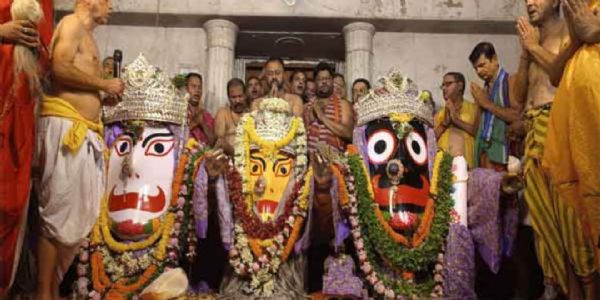 भगवान जगन्नाथ, भाई बलभद्र और माता सुभद्रा ने दिए भक्तों को दर्शन, जयघोष से गूंजा मंदिर परिसर