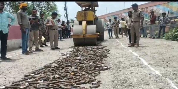 दतिया में 628 अवैध हथियारों पर पुलिस ने रोलर चलाकर किया नष्ट