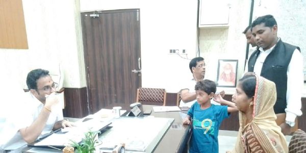 जनता दर्शन में असहाय महिला को डीएम ने दिलाई सरकारी योजनाओं की सौगात