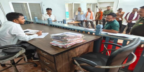 सूरजपुर : पीएम आवास निर्माण में लापरवाही पर प्रशासन सख्त, रामानुजनगर एसडीएम ने हितग्राहियों को दी अंतिम चेतावनी