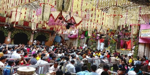 बांकेबिहारी मंदिर में भीड़ में फंसी महिला श्रद्धालु की बिगडी तबीयत