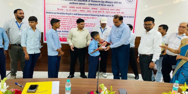 प्रयागराज : दिव्यांगजन मोबाइल कोर्ट में 131 मामलों की सुनवाई, मौके पर प्रमाणपत्र और सहायक उपकरण वितरित