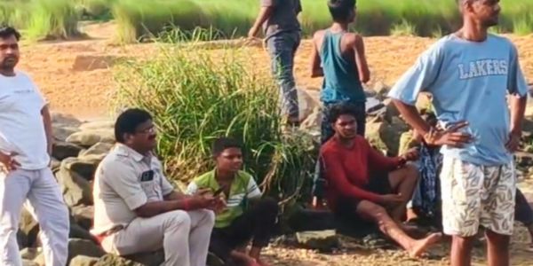 बराकर नदी से अज्ञात युवक का शव बरामद, इलाके में सनसनी