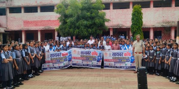 सूरजपुर : साइबर कॉप अभियान में 40 हजार से अधिक लोगों ने ली साइबर सुरक्षा की शपथ, उत्कृष्ट प्रदर्शन पर थाना-चौकी प्रभारी सम्मानित