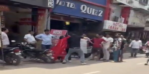 होटल के कमरे में प्रेमी संग पकड़ी गई पत्नी, पति ने प्रेमी को पीटा