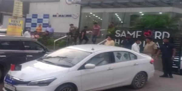 आईजी सुदर्शन मंडल से मिलने अस्पताल पहुंचीं डीजीपी, स्वास्थ्य की जानकारी ली