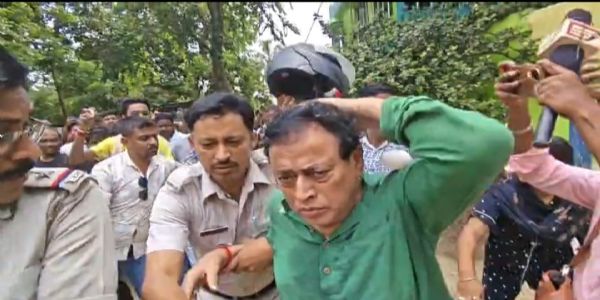आरामबाग पंचायत समिति अध्यक्ष शिशिर सरकार गिरफ्तार, घर से ले जाते समय प्रदर्शनकारियों ने फेंके अंडे