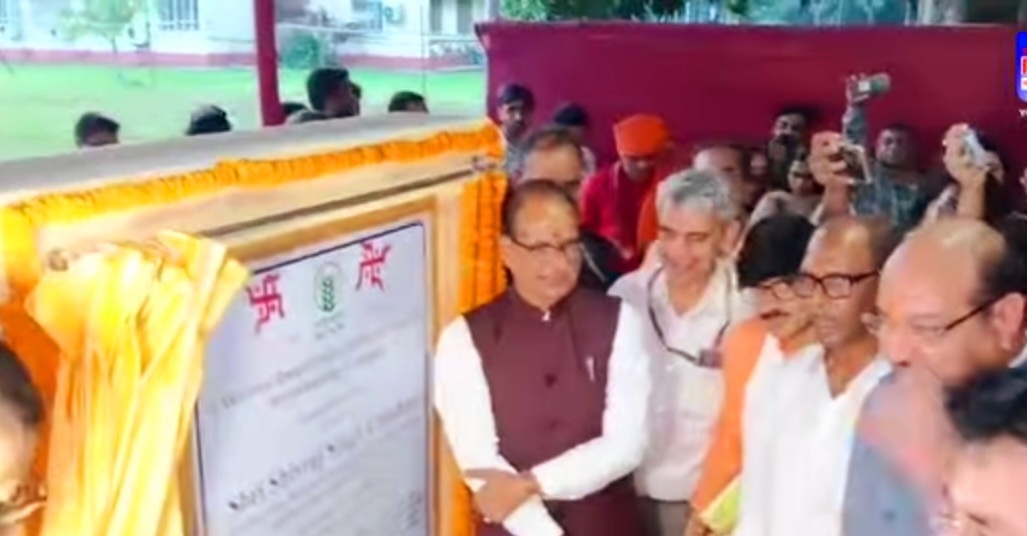 परियोजनाओं का उद्घाटन करते केंद्रीय मंत्री परियोजनाओं का उद्घाटन करते केंद्रीय मंत्री