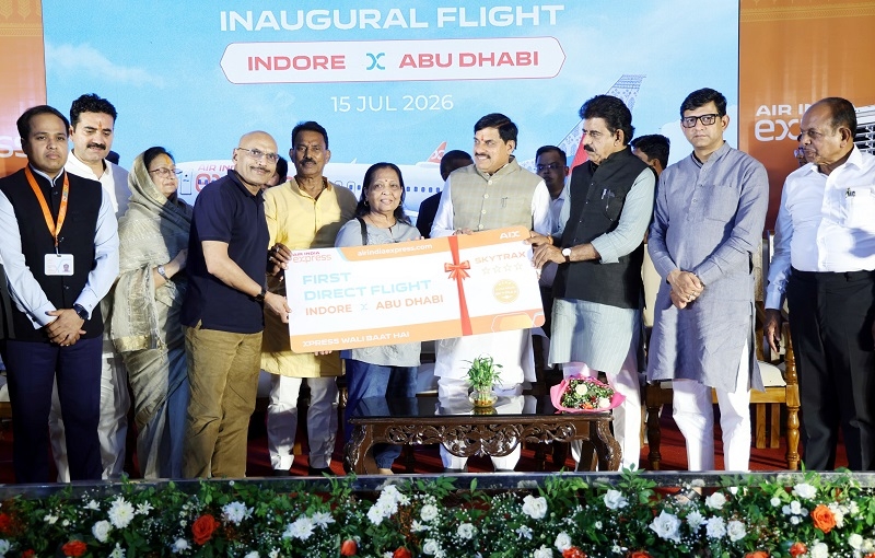 इंदौर एयरपोर्ट से मप्र की पहली अंतरराष्ट्रीय उड़ान के बोर्डिंग पास देते हुए मुख्यमंत्री इंदौर एयरपोर्ट से मप्र की पहली अंतरराष्ट्रीय उड़ान के बोर्डिंग पास देते हुए मुख्यमंत्री