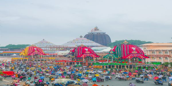 रथयात्रा से पूर्व सिंहद्वार के समक्ष लाये गये तीनों रथ रथयात्रा से पूर्व सिंहद्वार के समक्ष लाये गये तीनों रथ