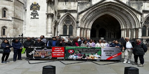 ब्रिटेन में रायल काेर्ट के सामने शांतिपूर्वक प्रदर्शन करते हिंदू समुदाय ब्रिटेन में रायल काेर्ट के सामने शांतिपूर्वक प्रदर्शन करते हिंदू समुदाय