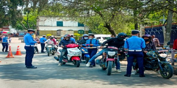 ट्रैफिक चेकिंग करते नेपाल के ट्रैफिक पुलिस ट्रैफिक चेकिंग करते नेपाल के ट्रैफिक पुलिस