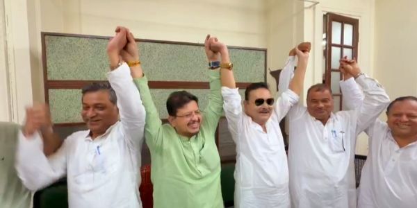 विरोधी दल नेता से मुलाकात करने के बाद मदन मित्रा विरोधी दल नेता से मुलाकात करने के बाद मदन मित्रा