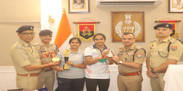 महिला मुख्य आरक्षी पुष्पा चाहर व रमा यादव को खेल प्रतियोगिता में पदक मिलने पर सम्मानित करते पुलिस अधिकारी। महिला मुख्य आरक्षी पुष्पा चाहर व रमा यादव को खेल प्रतियोगिता में पदक मिलने पर सम्मानित करते पुलिस अधिकारी।