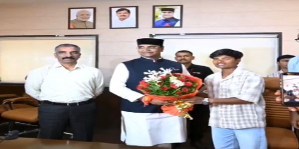 भारतीय महिला क्रिकेटर क्रांति गौड़ को पुष्पगुच्छ देते हुए मंत्री विश्वास कैलाश सारंग भारतीय महिला क्रिकेटर क्रांति गौड़ को पुष्पगुच्छ देते हुए मंत्री विश्वास कैलाश सारंग
