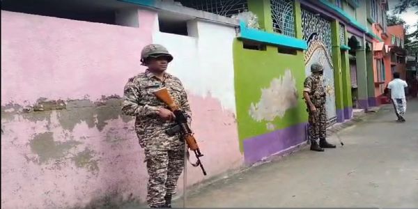 तृणमूल नेता के घर के बाहर केंद्रीय बल के जवान तृणमूल नेता के घर के बाहर केंद्रीय बल के जवान