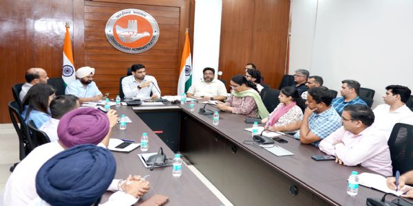 चंडीगढ़ के उपायुक्त अधिकारियाें की बैठक लेते हुए चंडीगढ़ के उपायुक्त अधिकारियाें की बैठक लेते हुए