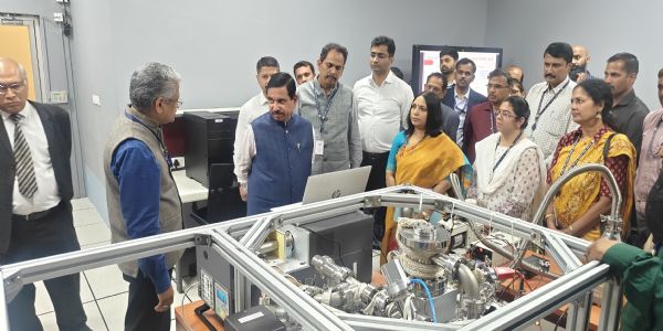 मंत्री जोशी ने बेंगलुरु में ISRO केंद्र का दौरा किया। मंत्री जोशी ने बेंगलुरु में ISRO केंद्र का दौरा किया।