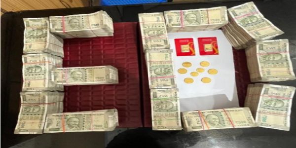 ईडी की छापेमारी में पश्चिम बंगाल के कलिलकापुर स्थित दारुल उलूम से 40 लाख नकद और सोने के सिक्के बरामद। ईडी की छापेमारी में पश्चिम बंगाल के कलिलकापुर स्थित दारुल उलूम से 40 लाख नकद और सोने के सिक्के बरामद।