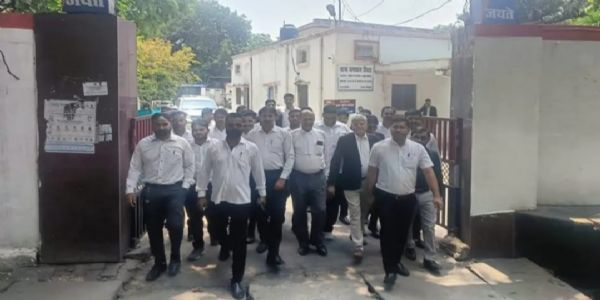 बदसलूकी करने वाले दरोगा के विरुद्ध कार्रवाई की मांग को लेकर एसपी से मिले अधिवक्ता