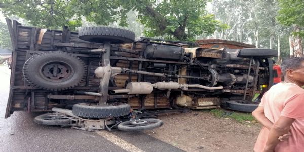 ट्रक की टक्कर से दो बाइक सवारों की मौत