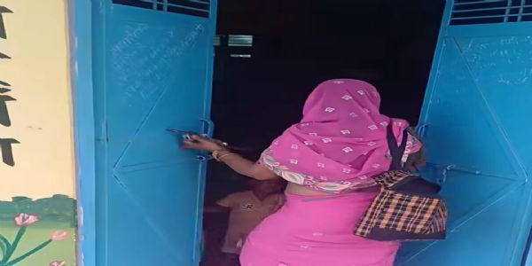 फर्रुखाबाद : आंगनबाड़ी कार्यकत्री की घोर लापरपाही, केंद्र में बंद किया नौनिहाल बच्चा