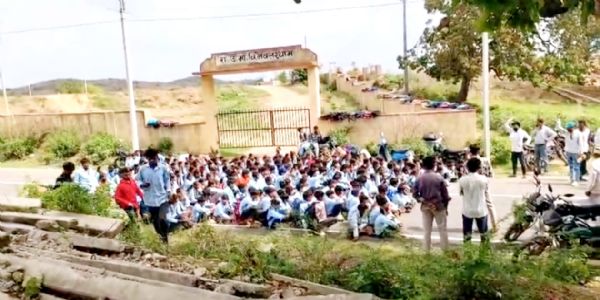 गणित के शिक्षक के ट्रांसफर पर ग्रामीणों ने किया चक्काजाम, बच्चों ने स्कूल पर की तालाबंदी