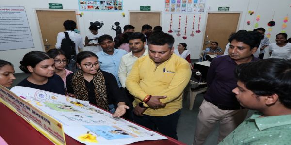 प्राकृतिक संसाधनों से छात्रों ने तैयार किए संचार मॉडल : डॉ. दिवाकर अवस्थी