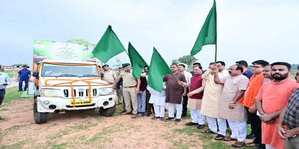 मुख्यमंत्री विष्णुदेव साय ने ट्री एटीएम को हरी झंडी दिखाकर किया रवाना