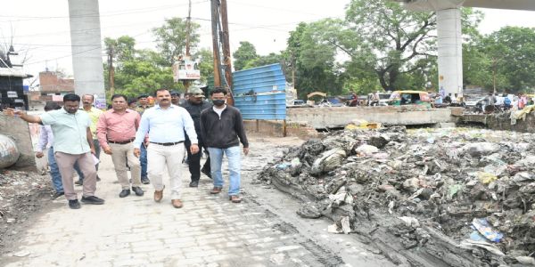 कानपुर नगर निगम आयुक्त सीटीआई व हलवाखाड़ा नहर की बदहाल व्यवस्था देख अफसराें काे फटकारा, दिए निर्देश