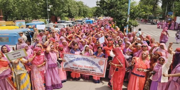 आंगनबाड़ी कार्यकर्ताओं ने निकाली रैली