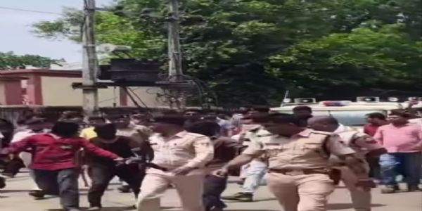 झाबुआ: आलीराजपुर पुलिस ने निकाला बोरी कांड के आरोपितों का जुलूस, धुनाई कर लगवाई उठक-बैठक