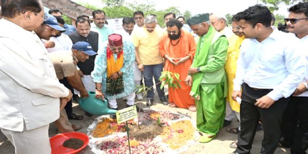 हरेला पर्व पर गूंजा हरित उत्तराखंड का संकल्प, पर्यटन मंत्री ने राेपा रुद्राक्ष का पौधा