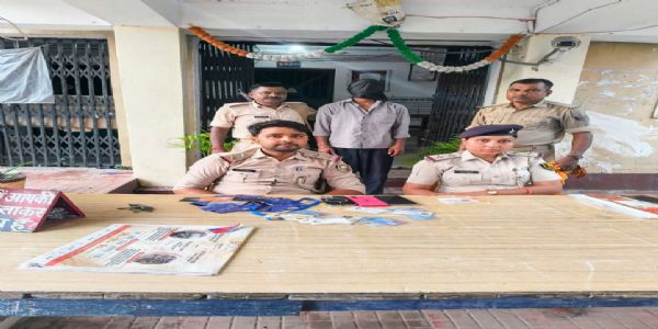 सारण में 55 डेबिट कार्ड और 3 मोबाइल के साथ युवक गिरफ्तार