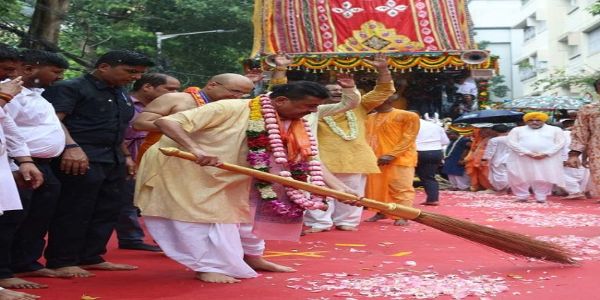 कोलकाता में मुख्यमंत्री शुभेन्दु ने स्वर्ण झाड़ू से मार्ग बुहार कर किया इस्कान की रथयात्रा का शुभारंभ